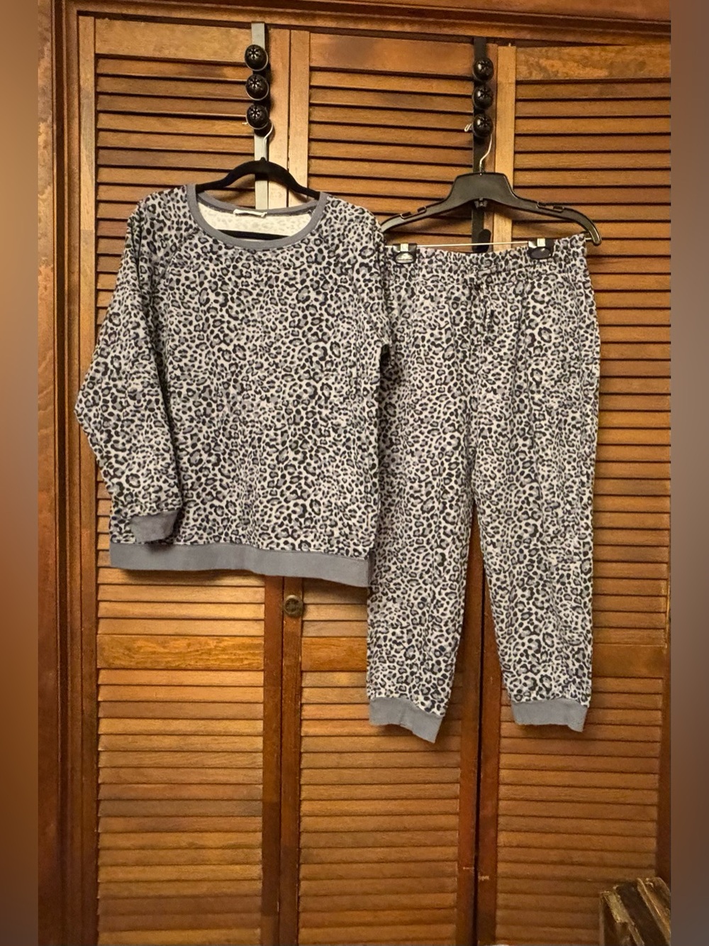 Zenana Outfitters Gray Leopard-Print Sweatshirt-Jogger Set / Lounge Wear